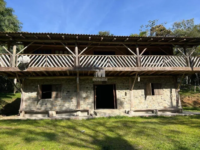 Casa de sitio com 6 quartos, 2 lagoas e area de pastagem na localidade do Taquaruçu