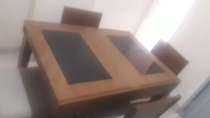 Vendo messa de jantar com 4 cadeira 