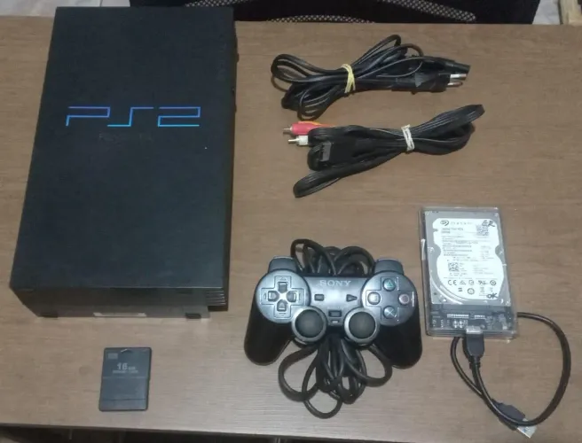 ? PLAYSTATION 2 FAT + HD 500GB - R$650