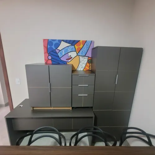Vendo Armário e Mesa.