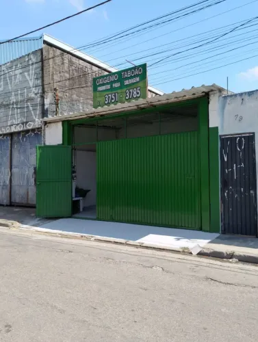 Galpão comercial amplo, fechado, reformado.
