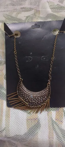 Cordão exclusivo de bijuteria 