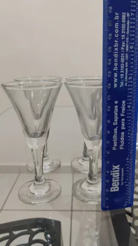 4 taças pequenas de licor/dose em vidro