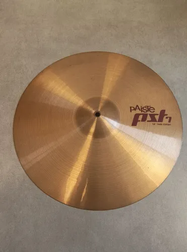 ## Prato de bateria Paiste PST7 Thin Crash 18, mesma liga dos 2002, impecável!!!
