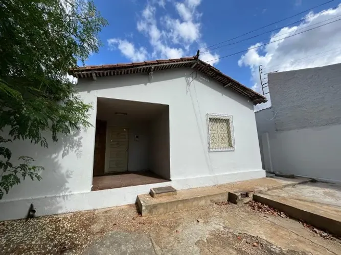 Casa 03 quartos no Saci para locação