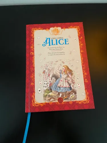 Livro Alice no Pais das maravilhas
