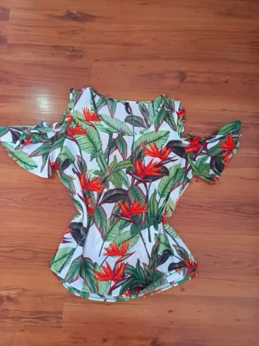 Blusa manga curta florida com fitas no ombro - tamanho G