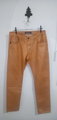 Calça John John em Sarja resinada ( cor: Damasco) Tam.46./ Usada.