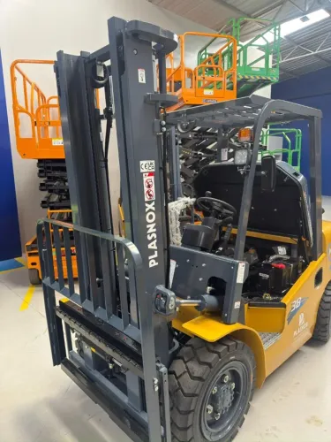 Empilhadeira de 3.800KG - diesel- Nova - Torre duplex 3mts - Marca Plasnox