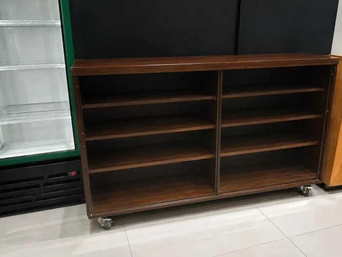 Balcão Expositor Comercial 2,21 x 1,09 m | Madeira | Frente de Vidro | Excelente Estado