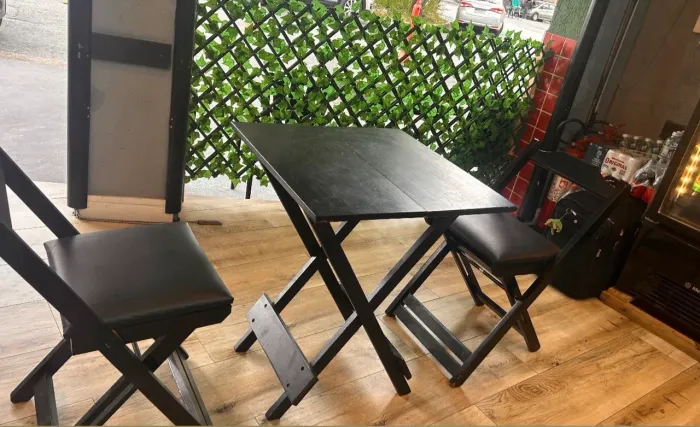 Conjunto de mesas e cadeiras