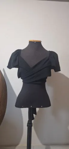 Cropped preto manga bufante