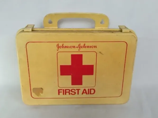 Antiga caixa de primeiros socorros da Johnson & Johnson. Fabricada em material plástico. M