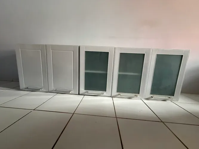 Vendo armário de parede em aço (duas peças) pouco usado 