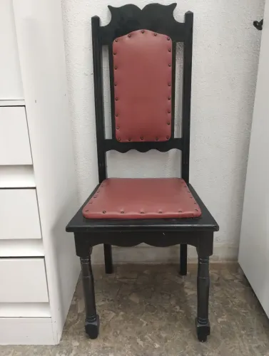 Cadeira antiga em couro