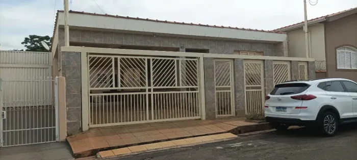 Casa térrea, com 3 quartos na cidade de Uchôa/SP