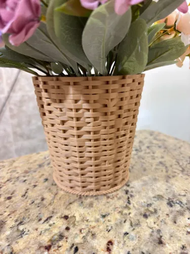 Cesta trançada para flores