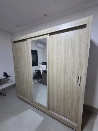Guarda roupa casal 3 portas com espelho 