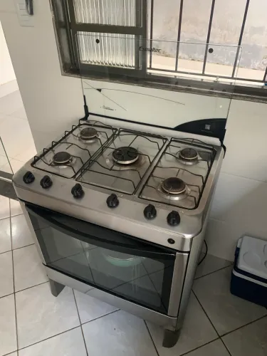 Fogão de alumínio 5 bocas com forno semi novo funciona tudo certinho