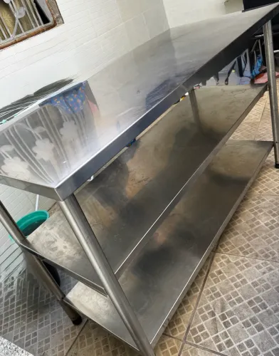 Mesa de inox para manipulação de alimentos 