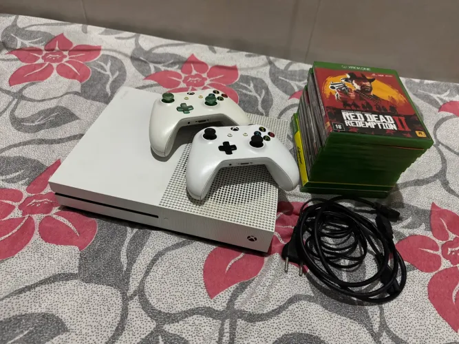 XBOX ONE S - 1TB, VENDO OU TROCO POR IPHONE