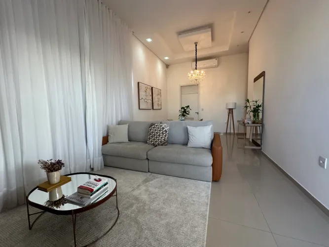 Locação. Casa 100% mobiliada. 3 quartos sendo 1 suite. Padrão A.