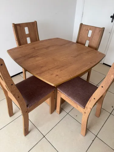 Mesa de jantar com 4 cadeiras 