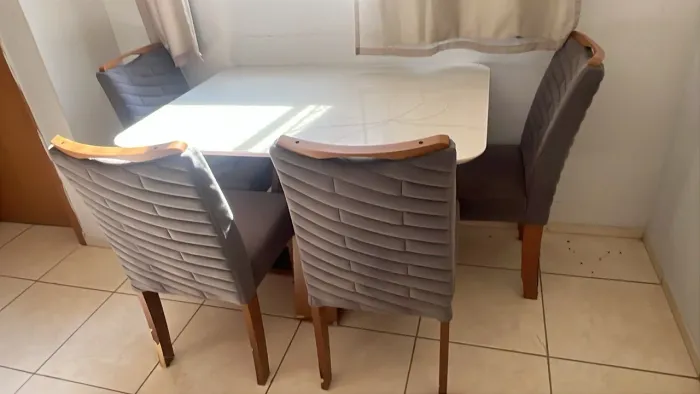 Mesa com algumas avarias vidro trincado