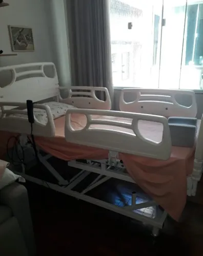 Cama hospitalar 10 posições com controle remoto.