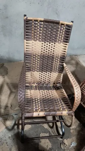 Cadeira de balanço em fibra sintética, com três molas