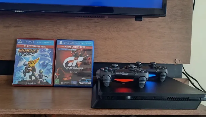Ps4 slim 1 tera com lacre da Sony + 2 controles + 2 jogos 