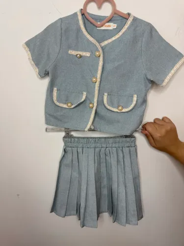 Conjunto elegante de saia e blusa infantil