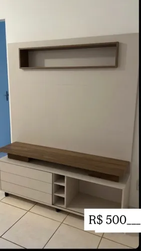 Painel HOME de sala com porta de correr e nicho para vinho