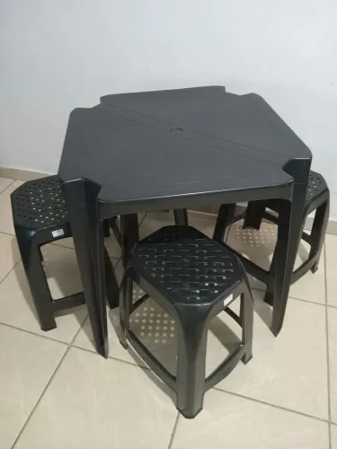 Mesa E Quatro Banquetas Plástica