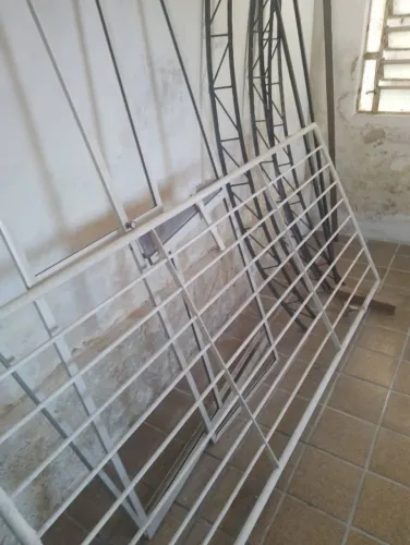 Portão social de ferro maciço e peças de ferro de toldo