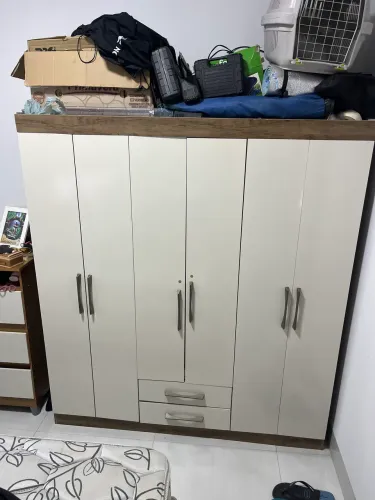 Guarda-roupa seis portas pequeno