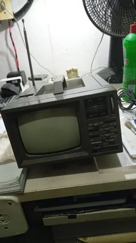 TV Portátil Antiga Broksonic 5 Preto e Branco com Rádio AM/FM - Retrô Funcionando<br>