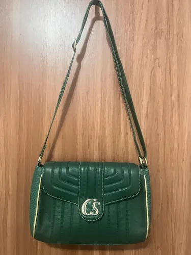 Bolça transversal em couro.