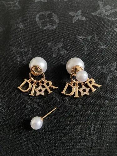 Brincos de pérolas com detalhes dourados inspiração Christian Dior 
