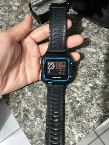 Relógio garmim , tem outra pulseira e carregador ?