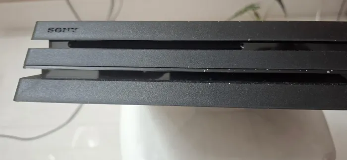 Ps4 Pro com controles e jogos