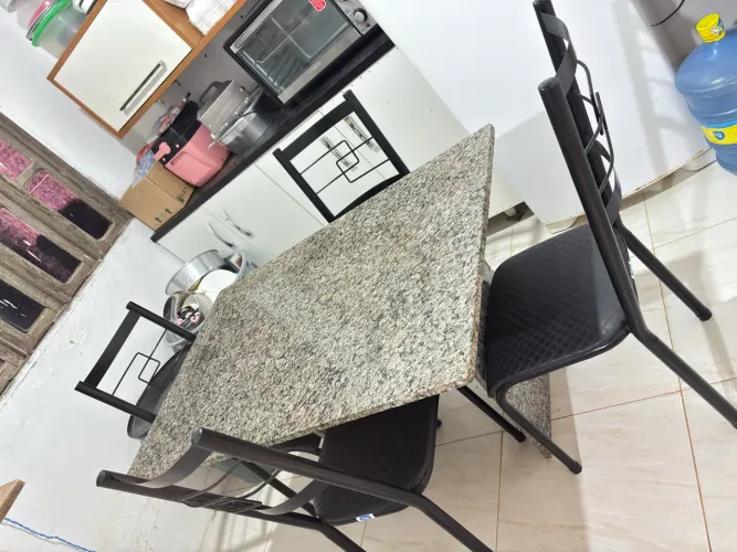 Mesa de mármore de quatro cadeiras
