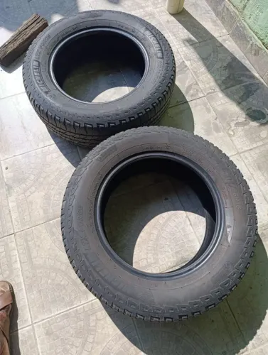 *Vendo 2 pneus Michelin ltx force 215/65  RD 16 