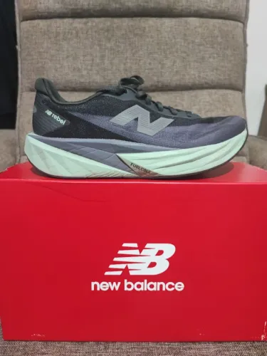 Tênis New Balance Rebel V5