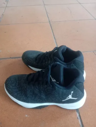 Tênis Jordan original Tam 35
