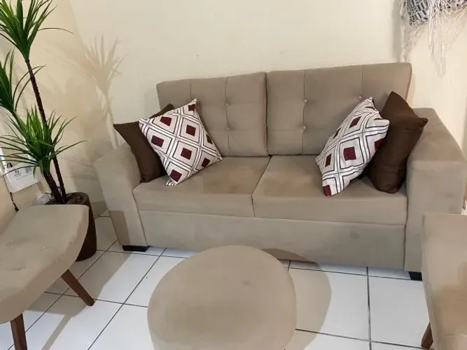 Sofá com cadeira e pufe