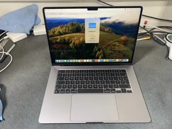 Macbook Air M2 15.3'' 8GB/256GB - Quase Novo (3 ciclos de bateria apenas)
