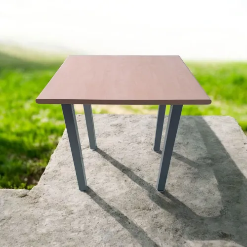 Mesa com tampo de madeira e estrutura de ferro marca Bortolini
