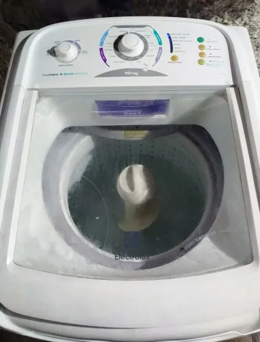 Vendo de barbada máquina de lavar roupa 10k 