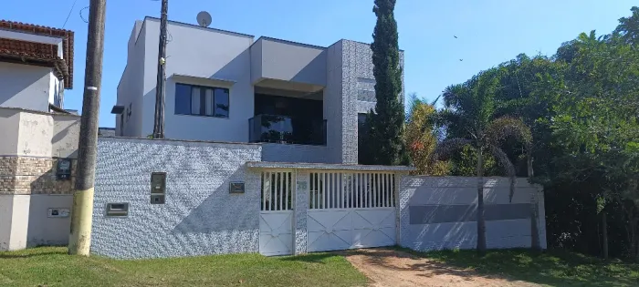 Linda casa próxima ao centro, 3 quartos sendo 1 suíte, quintal grande e gramado.